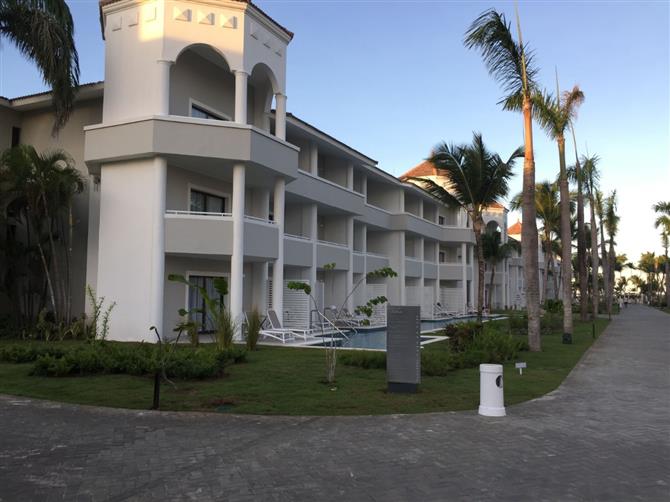 Os banheiros e área de frigobar dos dois modelos são semelhantes. Todos os hóspedes também têm acesso aos mesmos serviços, como concierge e mordomo 24h