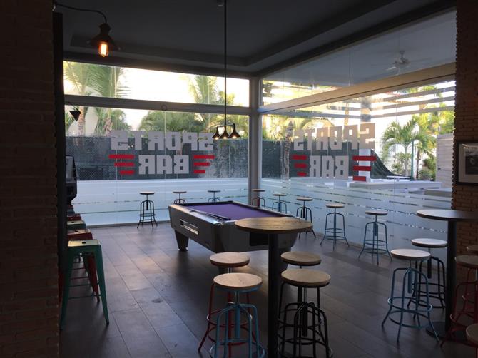 Os banheiros e área de frigobar dos dois modelos são semelhantes. Todos os hóspedes também têm acesso aos mesmos serviços, como concierge e mordomo 24h