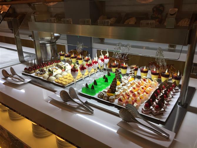 Os banheiros e área de frigobar dos dois modelos são semelhantes. Todos os hóspedes também têm acesso aos mesmos serviços, como concierge e mordomo 24h