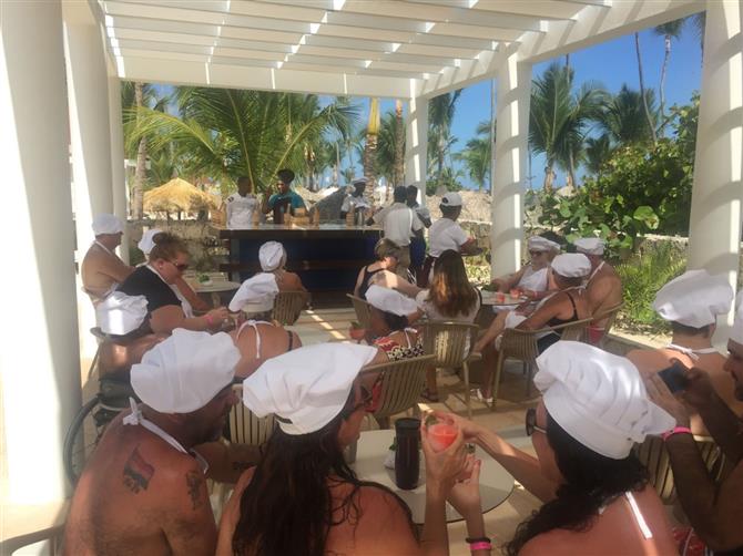 Os banheiros e área de frigobar dos dois modelos são semelhantes. Todos os hóspedes também têm acesso aos mesmos serviços, como concierge e mordomo 24h