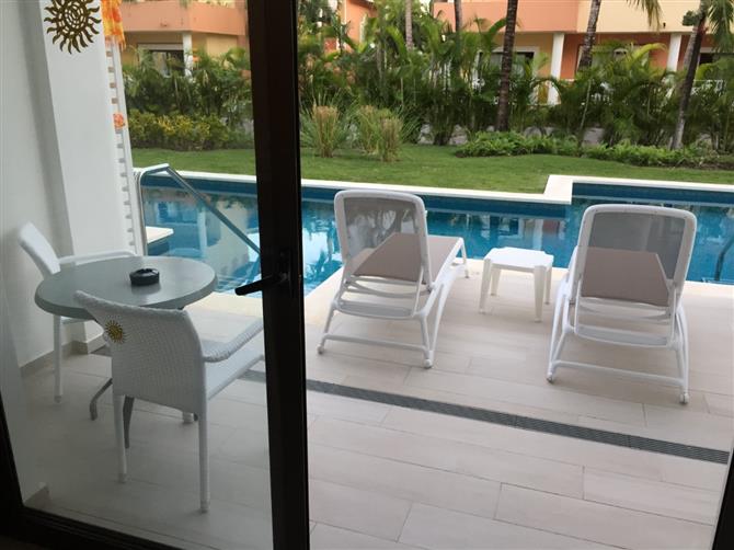 Os banheiros e área de frigobar dos dois modelos são semelhantes. Todos os hóspedes também têm acesso aos mesmos serviços, como concierge e mordomo 24h