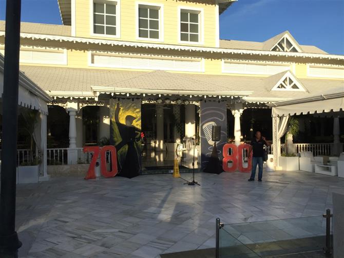 Os banheiros e área de frigobar dos dois modelos são semelhantes. Todos os hóspedes também têm acesso aos mesmos serviços, como concierge e mordomo 24h