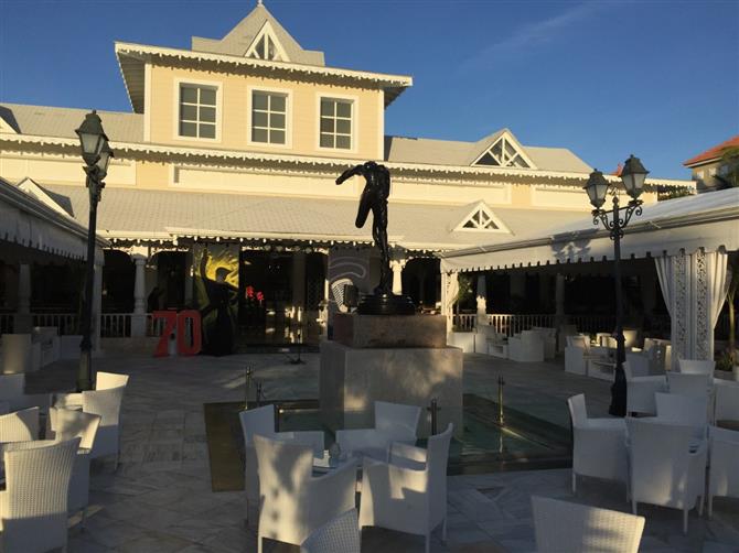 Os banheiros e área de frigobar dos dois modelos são semelhantes. Todos os hóspedes também têm acesso aos mesmos serviços, como concierge e mordomo 24h