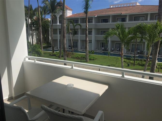 Os banheiros e área de frigobar dos dois modelos são semelhantes. Todos os hóspedes também têm acesso aos mesmos serviços, como concierge e mordomo 24h