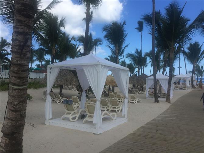 Os banheiros e área de frigobar dos dois modelos são semelhantes. Todos os hóspedes também têm acesso aos mesmos serviços, como concierge e mordomo 24h