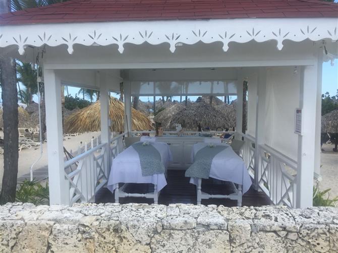 Os banheiros e área de frigobar dos dois modelos são semelhantes. Todos os hóspedes também têm acesso aos mesmos serviços, como concierge e mordomo 24h