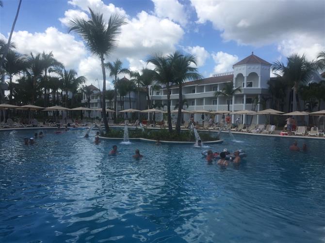 Os banheiros e área de frigobar dos dois modelos são semelhantes. Todos os hóspedes também têm acesso aos mesmos serviços, como concierge e mordomo 24h