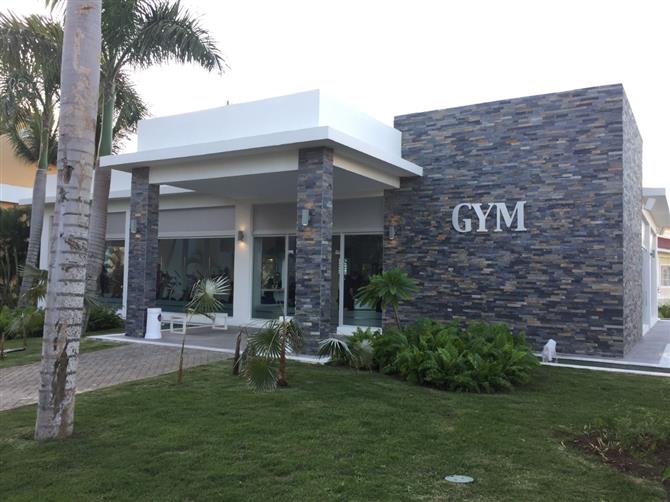 Os banheiros e área de frigobar dos dois modelos são semelhantes. Todos os hóspedes também têm acesso aos mesmos serviços, como concierge e mordomo 24h