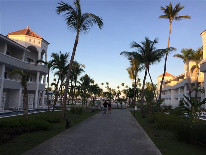 Os banheiros e área de frigobar dos dois modelos são semelhantes. Todos os hóspedes também têm acesso aos mesmos serviços, como concierge e mordomo 24h