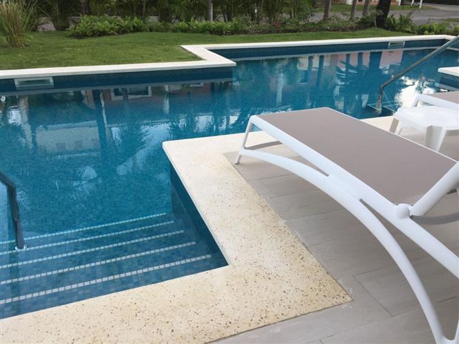 Os banheiros e área de frigobar dos dois modelos são semelhantes. Todos os hóspedes também têm acesso aos mesmos serviços, como concierge e mordomo 24h