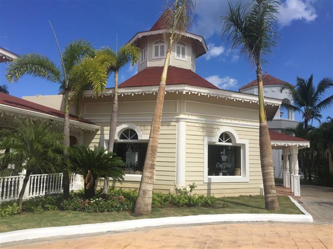 Os banheiros e área de frigobar dos dois modelos são semelhantes. Todos os hóspedes também têm acesso aos mesmos serviços, como concierge e mordomo 24h