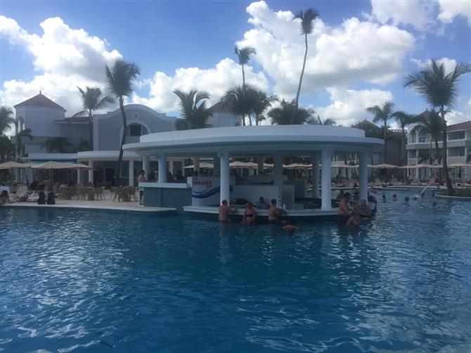 Os banheiros e área de frigobar dos dois modelos são semelhantes. Todos os hóspedes também têm acesso aos mesmos serviços, como concierge e mordomo 24h