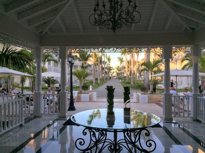 Os banheiros e área de frigobar dos dois modelos são semelhantes. Todos os hóspedes também têm acesso aos mesmos serviços, como concierge e mordomo 24h