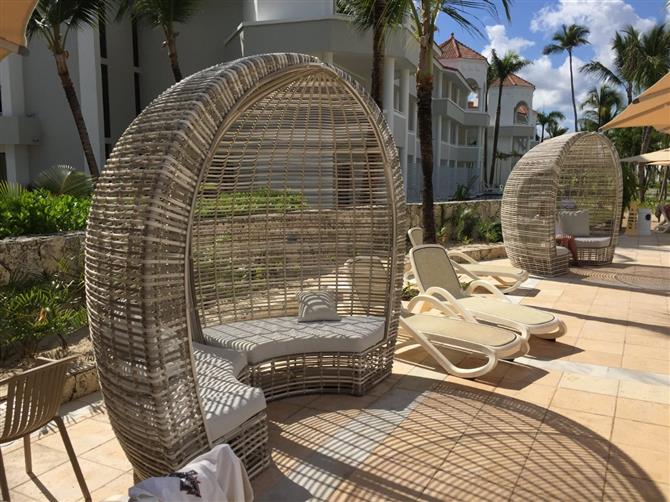 Os banheiros e área de frigobar dos dois modelos são semelhantes. Todos os hóspedes também têm acesso aos mesmos serviços, como concierge e mordomo 24h