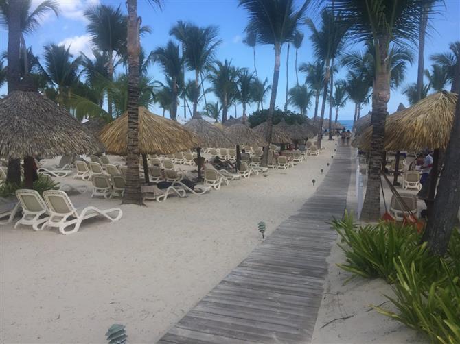 Os banheiros e área de frigobar dos dois modelos são semelhantes. Todos os hóspedes também têm acesso aos mesmos serviços, como concierge e mordomo 24h