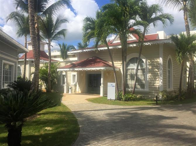 Os banheiros e área de frigobar dos dois modelos são semelhantes. Todos os hóspedes também têm acesso aos mesmos serviços, como concierge e mordomo 24h