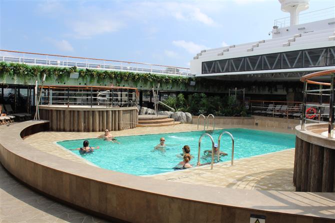Piscina do Jungle Pool Lounge é uma das cinco disponíveis aos hóspedes no Seaview 