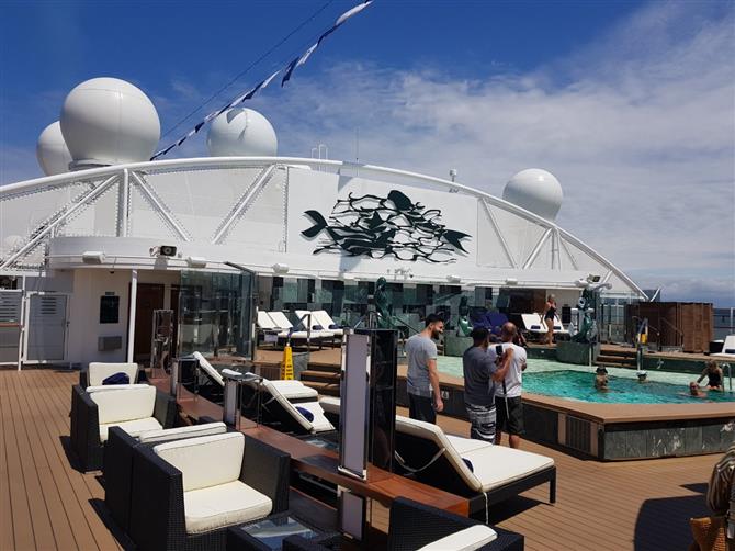 Piscina privativa em um espaço exclusivo apenas para os hóspedes do MSC Yacht Club