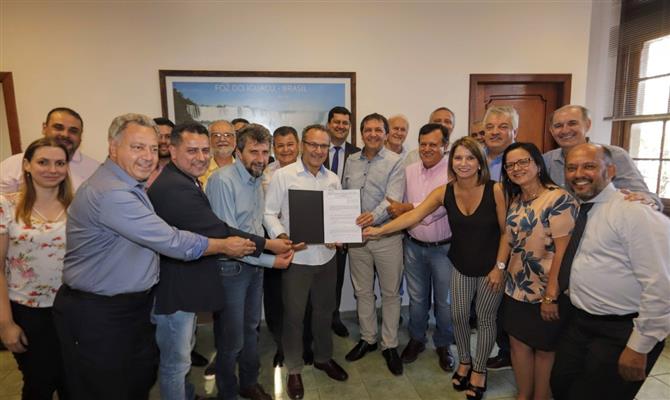 Prefeito de Foz do Iguaçu, Chico Brasileiro, assina decreto que simplifica realização de eventos na cidade