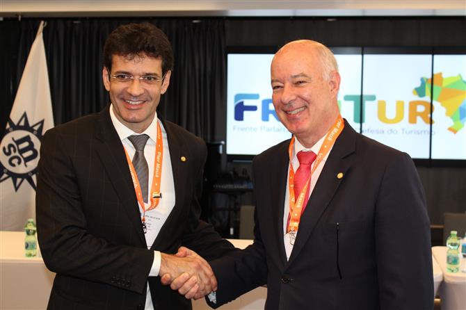 Reunião da Frentur, presidida pelo deputado Herculano Passos (à direita), reuniu algumas das principais lideranças do Turismo e apresentou o novo ministro, Marcelo Álvaro (à esquerda)