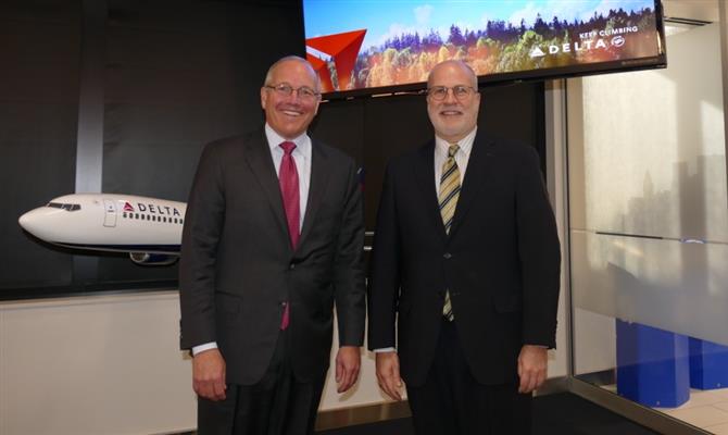 Steve Sear com o o vice-presidente sênior de Alianças da Delta, Perry Cantarutti,