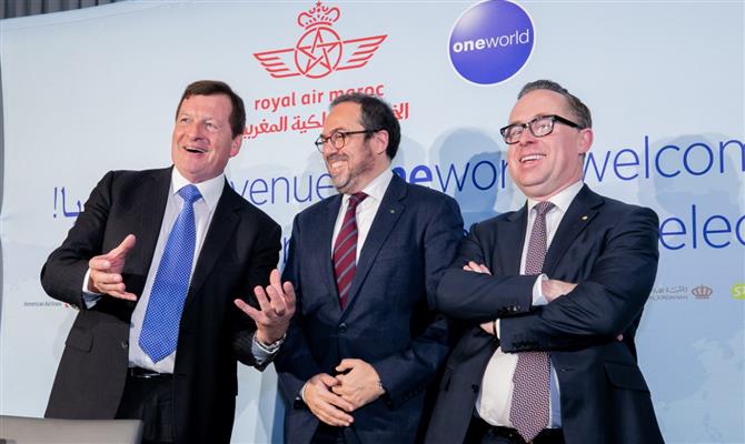 Rob Gurney, CEO da Oneworld, Abdelhamid Addou, chairman & CEO da Royal Air Maroc, e Alan Joyce, CEO do Qantas Group