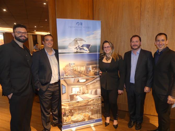 Equipe Discover em São Paulo: Eros Gori Netto (executivo de Contas), Eduardo Barbosa (gerente de Vendas), Gabriela Guimarães (gerente de Operações), Pablo Zabala (diretor Vendas e Marketing Brasil) e Diego Tancler (executivo de Contas)