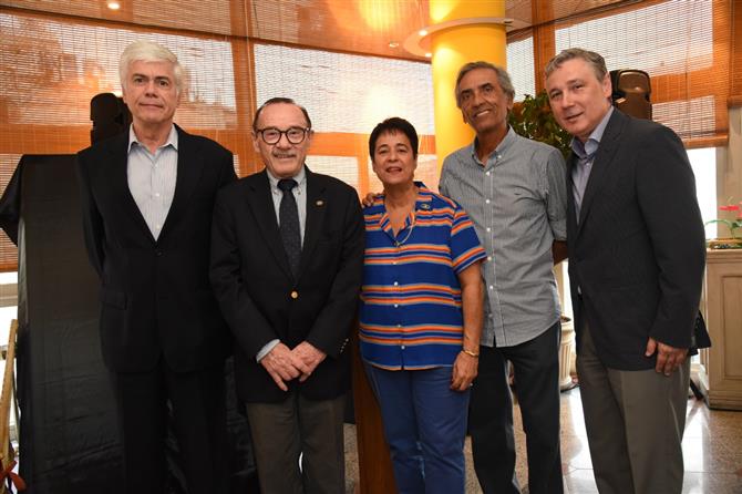 Carlos Alberto Ferreira, George Irmes, Sergio Nogueira e Luiz Strauss, antigos presidentes da Abav-RJ, e a atual ocupante do cargo, Cristina Fritsch
