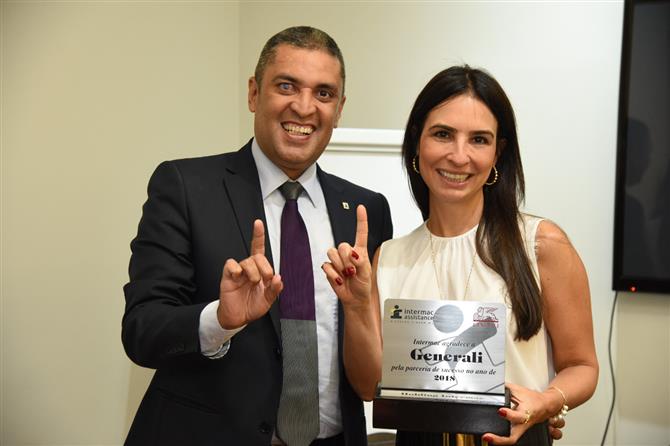 Eduardo Aoki entregou uma placa comemorativa à vice-presidente da Generali no Brasil, Claudia Papa Scarpa
