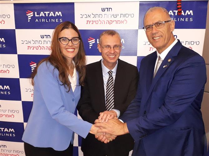 A vice-presidente para Clientes da Latam Airlines, Claudia Sender, o ministro do Turismo de Israel, Yariv Levin, e o embaixador de Israel no Brasil, Yossi Shelley, comemoram o novo voo da Latam para o país