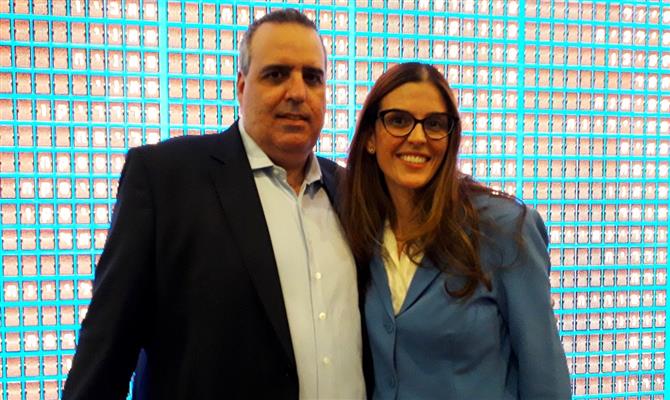 O diretor da Belvitur, Marcelo Cohen, e a vice-presidente da Latam Airlines Brasil, Claudia Sender, no embarque do novo voo direto entre Brasil e Israel, no aeroporto de Guarulhos