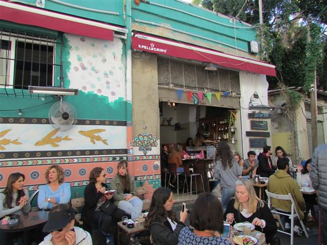 Movimento em restaurante na cidade de Yaffo, vizinha a Tel Aviv