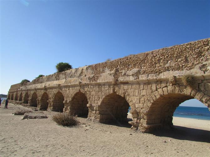 Trecho do aqueduto de Cesarea Marítima, junto ao Mar Mediterrâneo, em Netanya