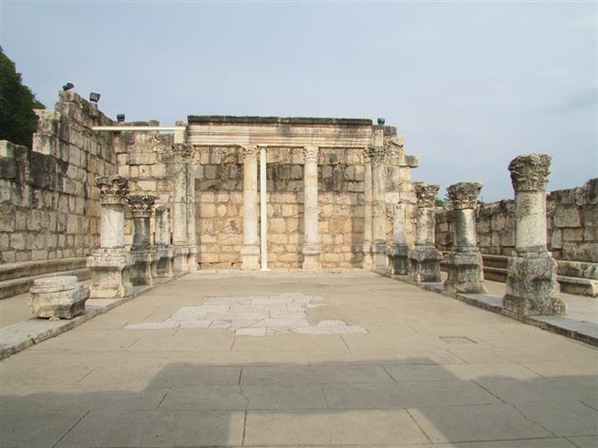 Ruínas de sinagoga, de cerca do ano 500, construída em cima do que sobrou de uma sinagoga que era frequentada por Jesus, em Capharnaum, na Galileia