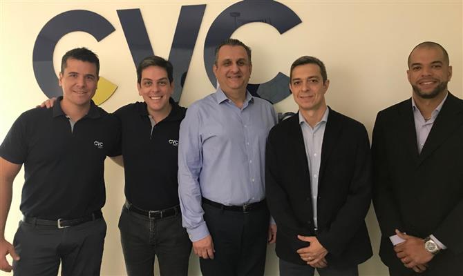 Hamilton Amorim, no canto esquerdo, e Leandro Polido, no canto direito, integram o time de Produto Nacional da CVC Corp