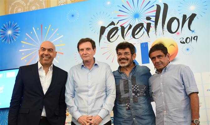 Marcelo Alves, da Riotur, Marcelo Crivella, prefeito do Rio de Janeiro, e os produtores do réveillon da cidade, Abel Gomes e Paulo Cesar Ferreira