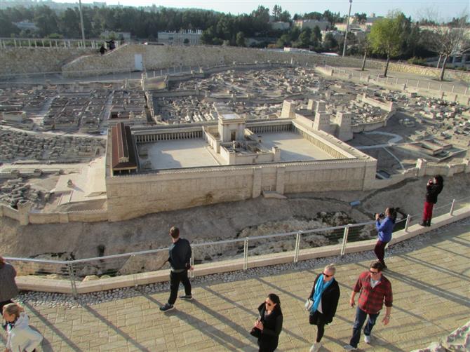 Turistas junto à maquete da antiga Jerusalém, no Museu de Israel