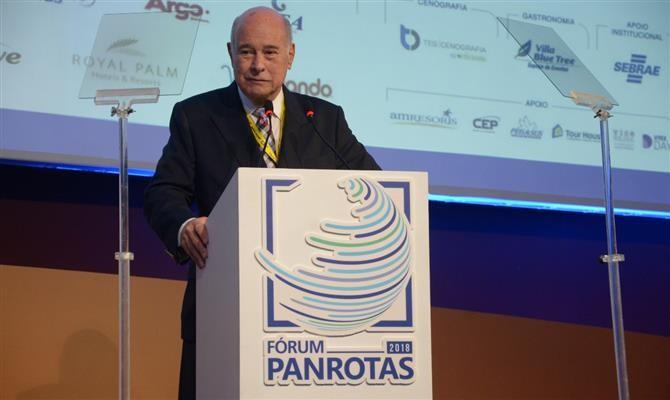 Guillermo Alcorta, presidente da PANROTAS, discursa no Fórum de 2018