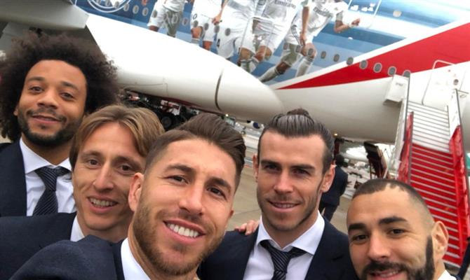 Jogadores tiram selfie em frente à aeronave estilizada da Emirates