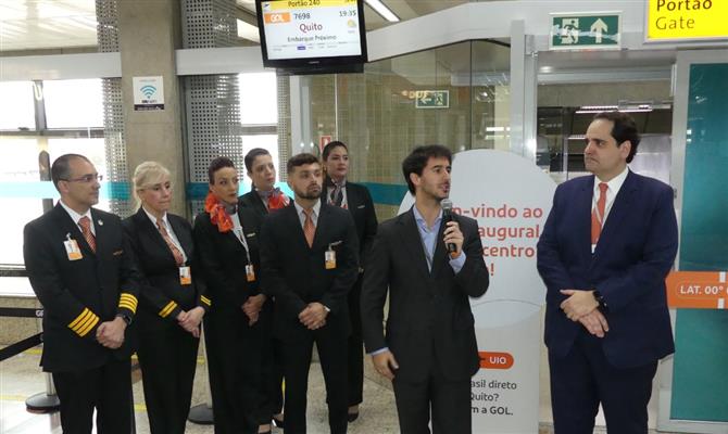 Tripulação com o gerente de Negócios Aéreos do GRU Airport, João Pita, e o vice-presidente de Vendas e Marketing da Gol, Eduardo Bernardes