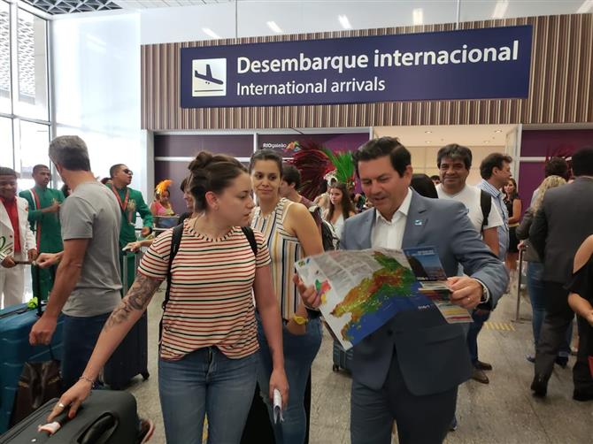 Recepção calorosa promovida a estrangeiros pelo secretário de Turismo e sua equipe em seu primeiro dia de trabalho