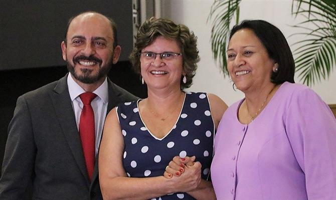 Secretária Ana Maria Costa com o vice-governador, Antenor Roberto, e a governadora Fátima Bezerra, durante cerimônia de posse