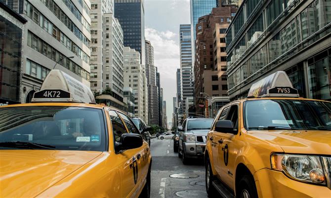 Os tradicionais táxis amarelos na cidade de Nova York 