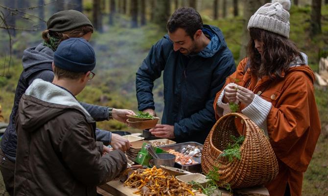 A iniciativa The Edible Country permite que os participantes busquem os ingredientes e cozinhem os próprios alimentos no meio da selva