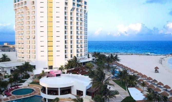 Reflect Krystal Grand Cancun, um dos hotéis administrados pela AM Resorts