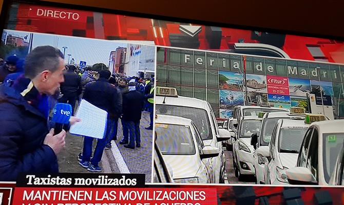 Imagem capturada da RTVE mostra manifestação diante da principal entrada do Parque Ferial Juan Carlos