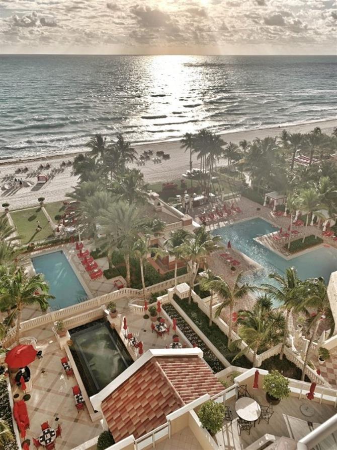 O Acqualina Resort & Spa se encontra na praia de Sunny Isles, em Miami.