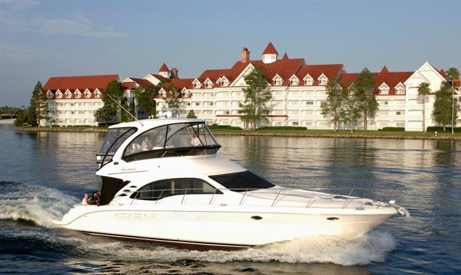 Os visitantes poderão fazer um passeio ao redor do Bay Lake e Seven Seas Lagoon no Grand 1 Yacht