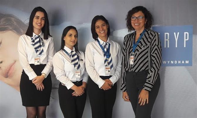 Da direita para esquerda, Cícera Apareccida, gerente geral do hotel,com as jovens executivas: Michelle Baba, Bruna Paulino e Camila Maia