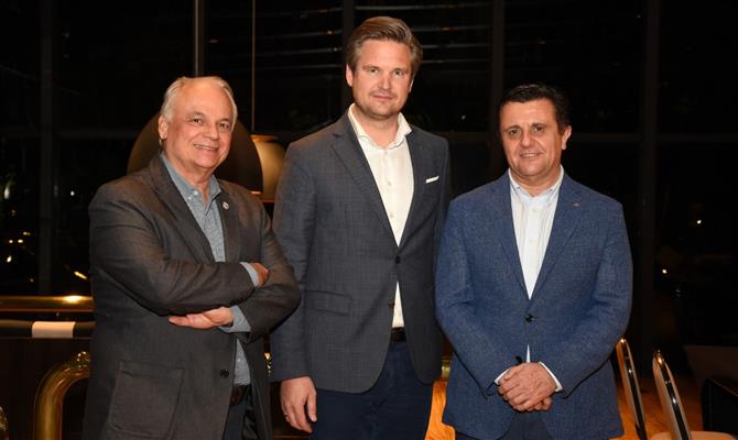 O diretor da Iberostar para o Brasil, Orlando Giglio, o diretor corporativo de Vendas do Grupo Iberostar, Finn Ackermann, e o COO do Grupo Iberostar, Aurelio Vázquez